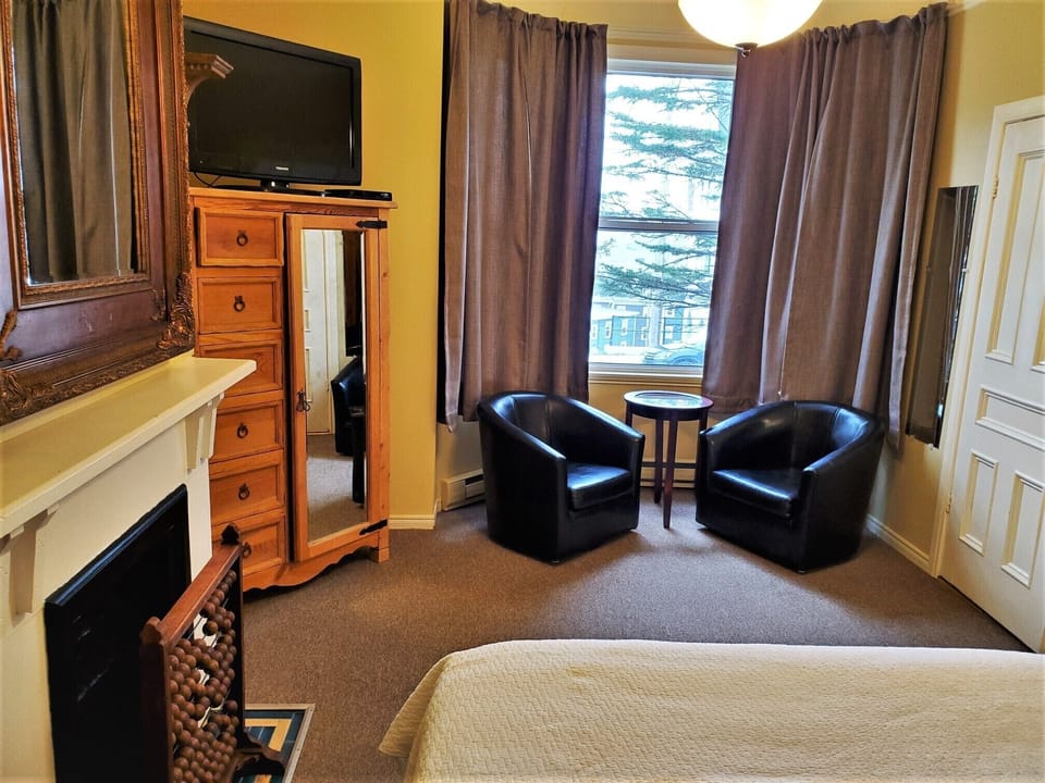 Room, 1 Queen Bed | Room amenity