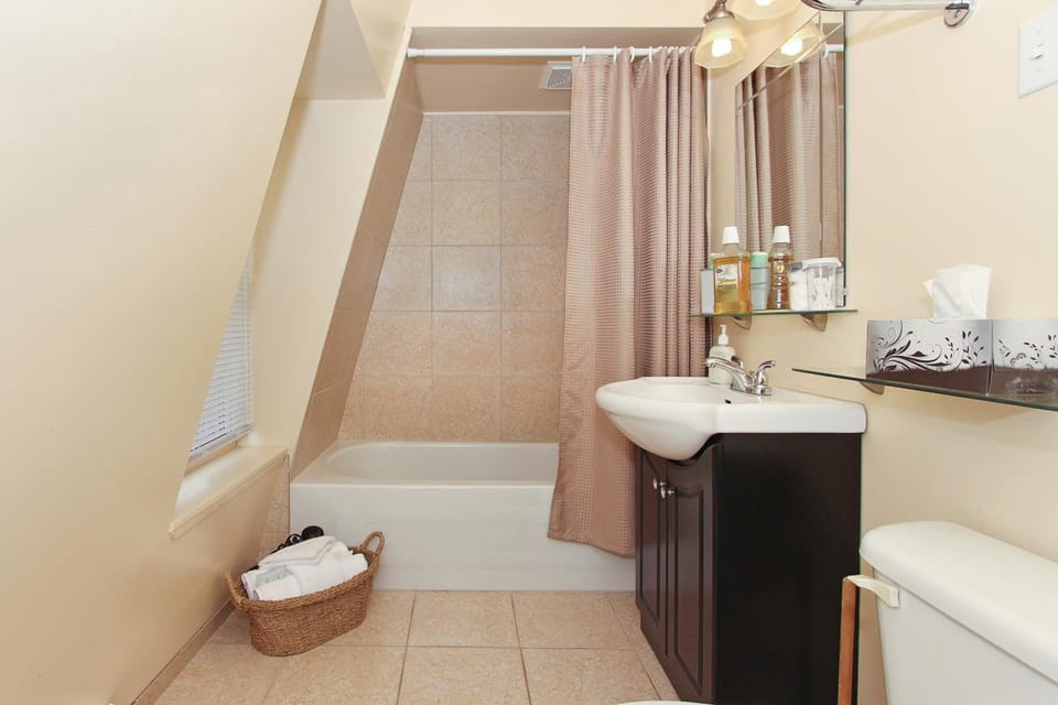 Deep soaking tub, free toiletries, hair dryer, towels