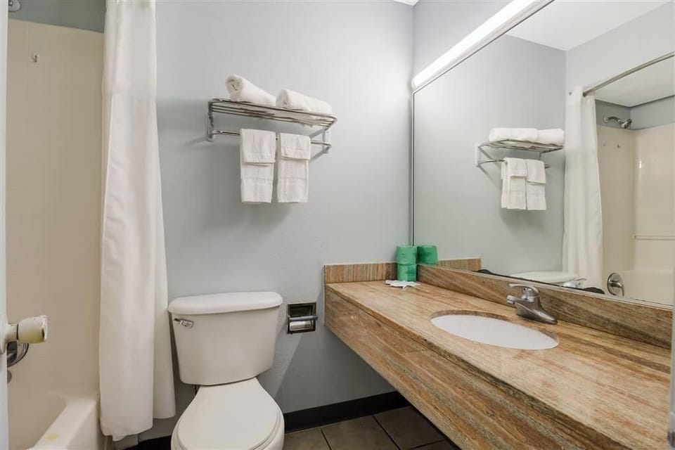 Combined shower/tub, free toiletries, hair dryer, towels