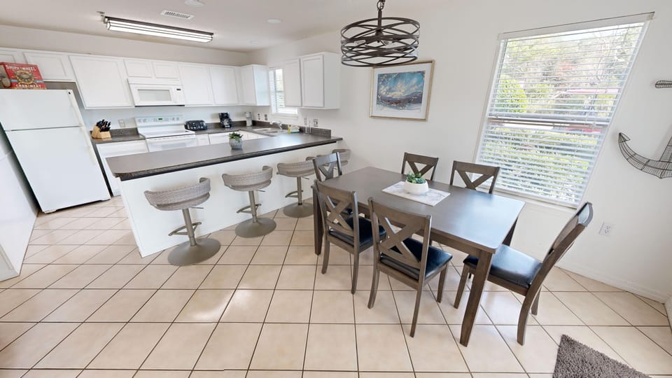 Condo, 2 Bedrooms | Dining