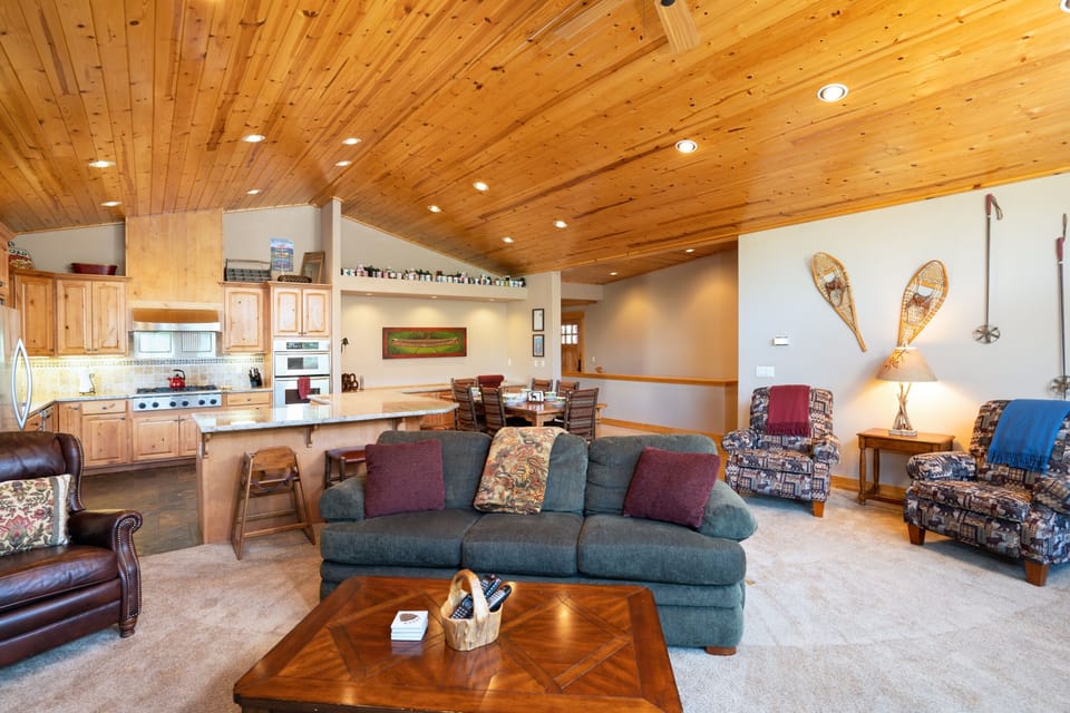 House, 4 Bedrooms | Living area | Smart TV