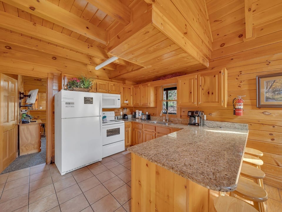 Cabin, 5 Bedrooms | Private kitchen | Coffee/tea maker, fridge, oven, toaster