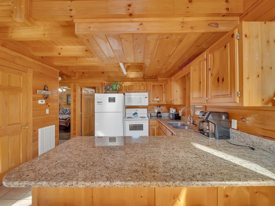 Cabin, 5 Bedrooms | Private kitchen | Coffee/tea maker, fridge, oven, toaster