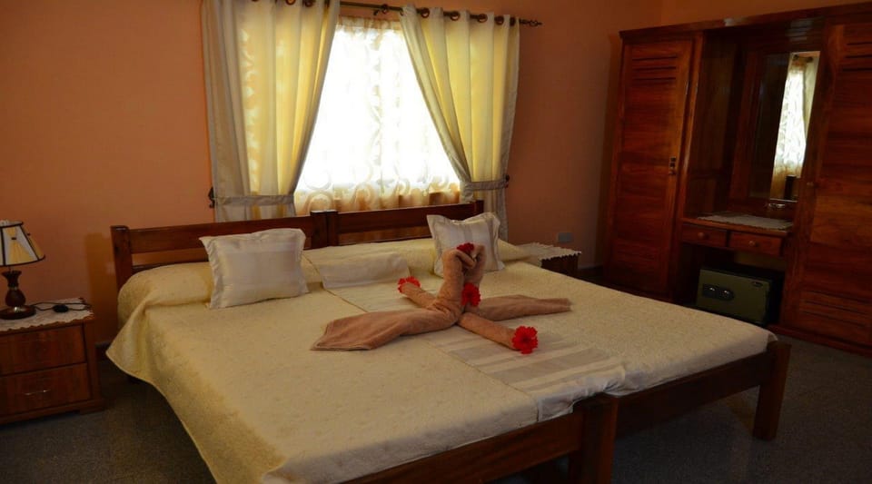 Double Room | Minibar, in-room safe, WiFi (free), bed sheets