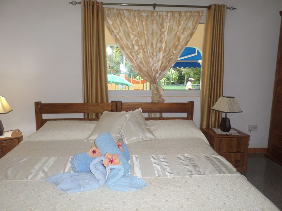 Standard Double Room | Minibar, in-room safe, WiFi (free), bed sheets