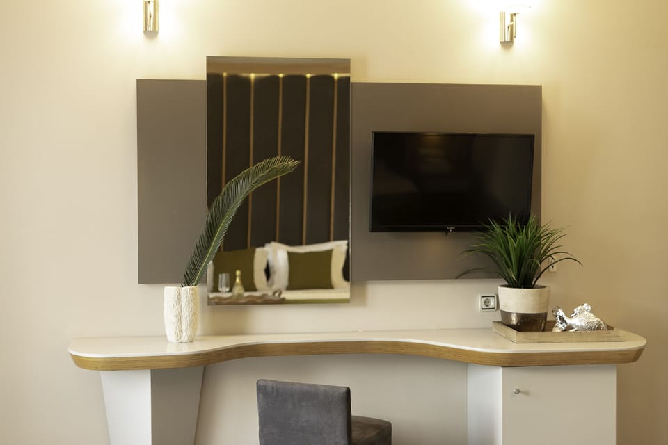 Junior Suite | Minibar, in-room safe, desk, blackout drapes