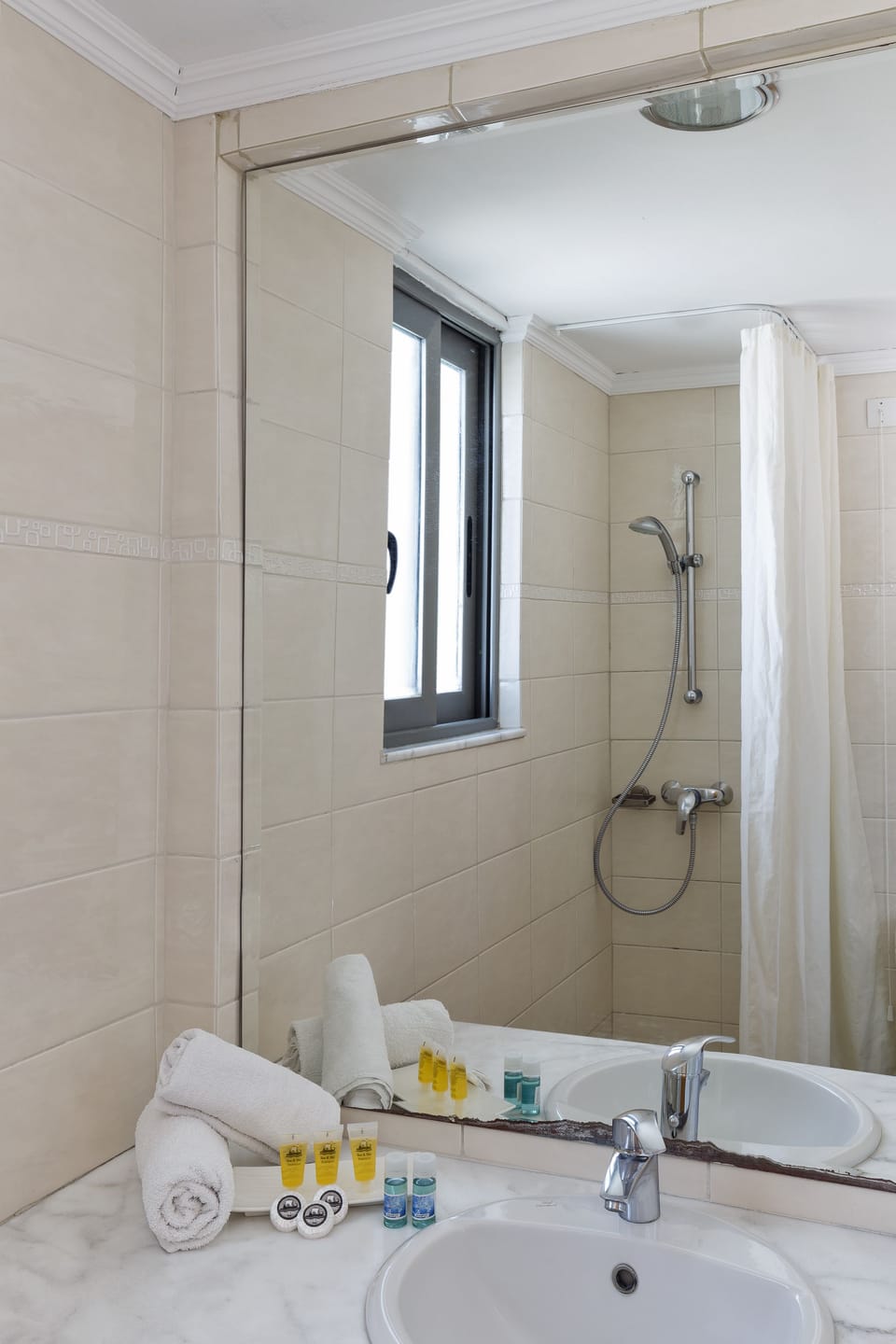 Deep soaking tub, free toiletries, hair dryer, towels