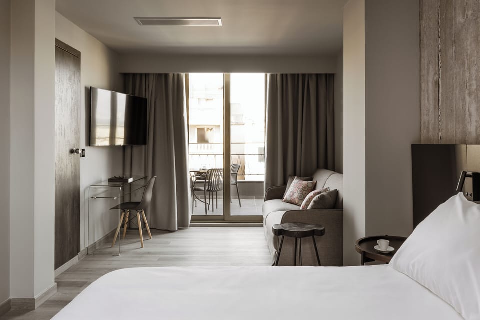Junior Suite | Minibar, in-room safe, desk, blackout drapes