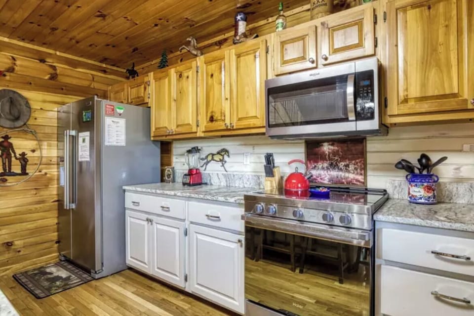 One of the nicest cabins you'll find in the smokies. Totally secluded.