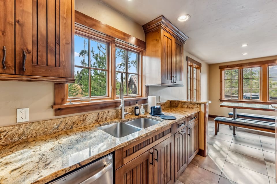 Kitchen: Well-equipped kitchen, drip coffee maker, Keurig, Crockpot, kitchen island w/2 bar stools
