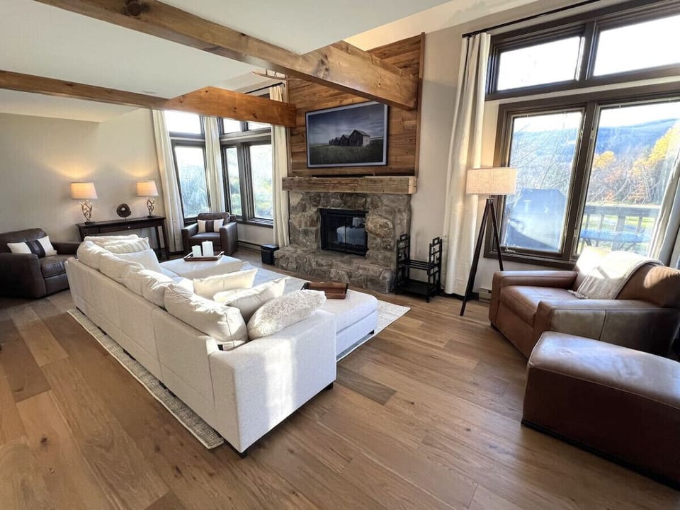 Vaulted living rm with Fireplace and 55` Smart TV