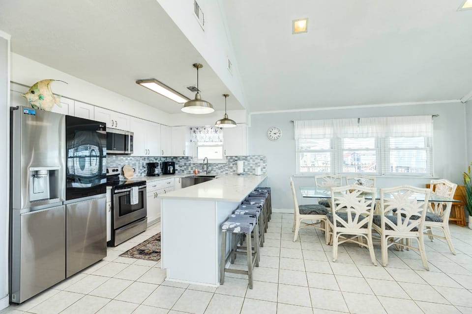 Updated kitchen with brand new appliances!