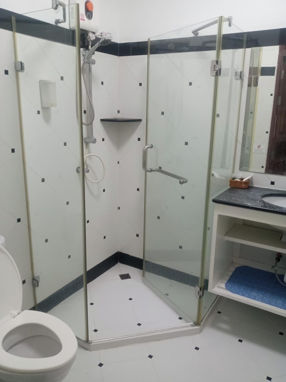 Deluxe Double Room | Bathroom | Towels, soap, shampoo, toilet paper