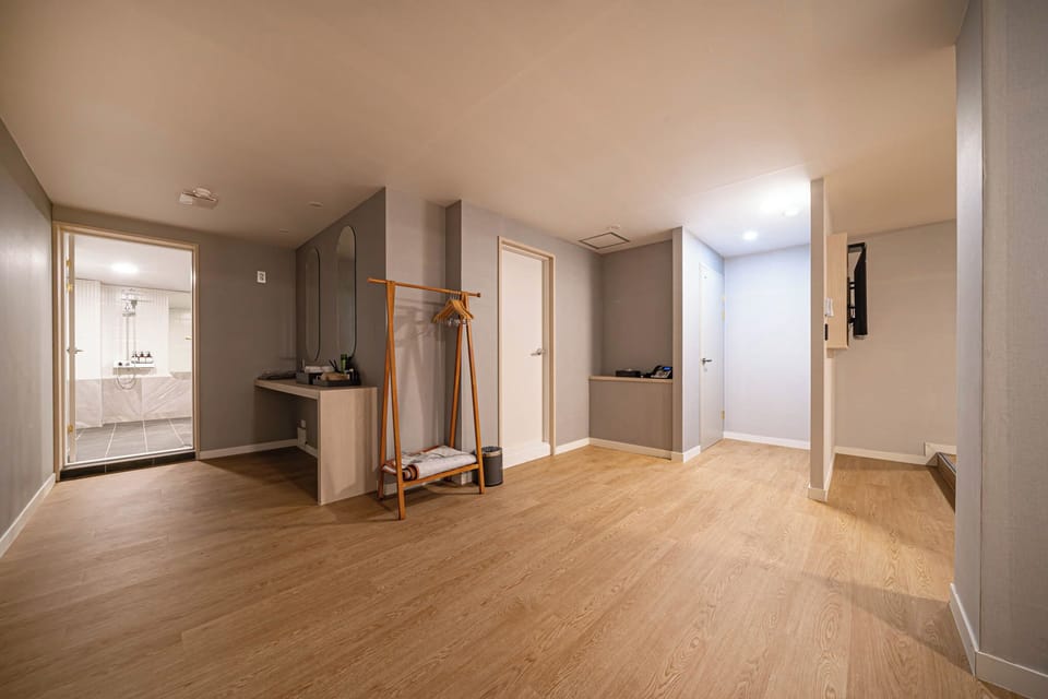 Cozyville (Annex) - Ground Floor Heritage | Soundproofing, free WiFi, bed sheets