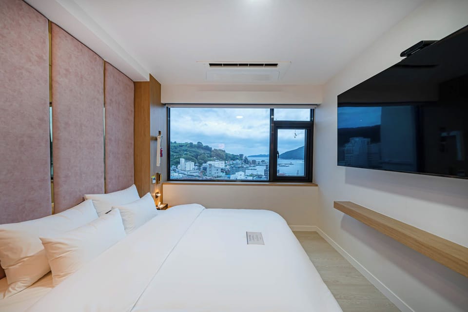 Main Building - Ocean Deluxe Queen | Soundproofing, free WiFi, bed sheets