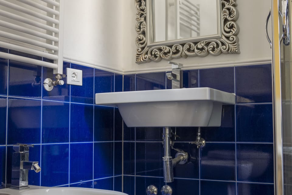 Shower, rainfall showerhead, free toiletries, hair dryer