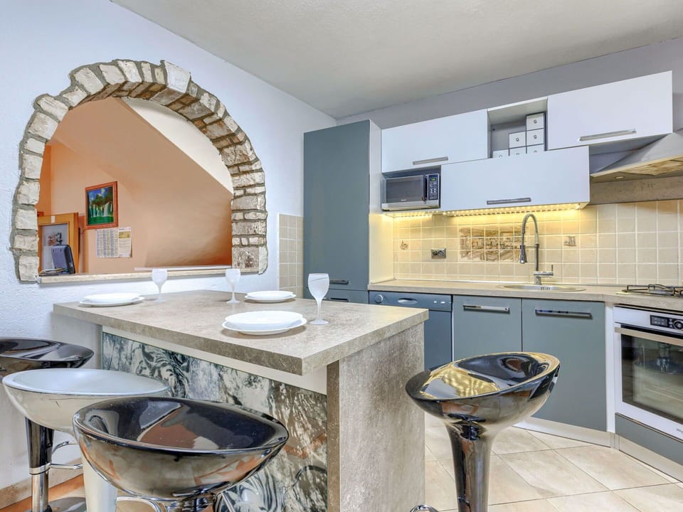 Property, Tap, Countertop, Sink, Plumbing Fixture, Furniture, Mirror, Cabinetry, Interior Design, Kitchen
