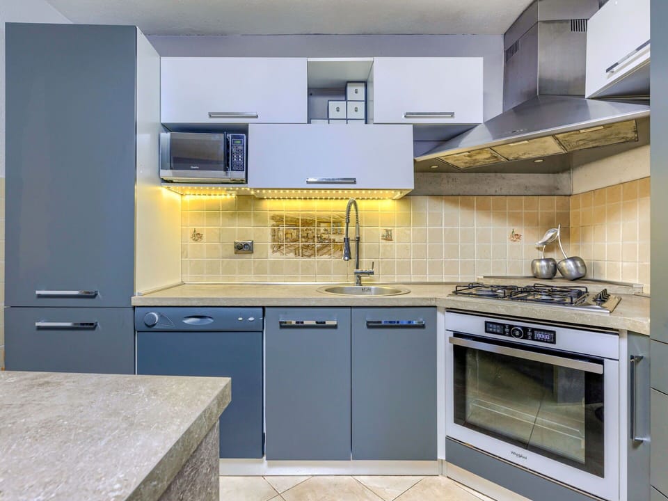 Cabinetry, Countertop, Building, Tap, Property, Furniture, Kitchen Sink, Plumbing Fixture, Sink, Kitchen Stove