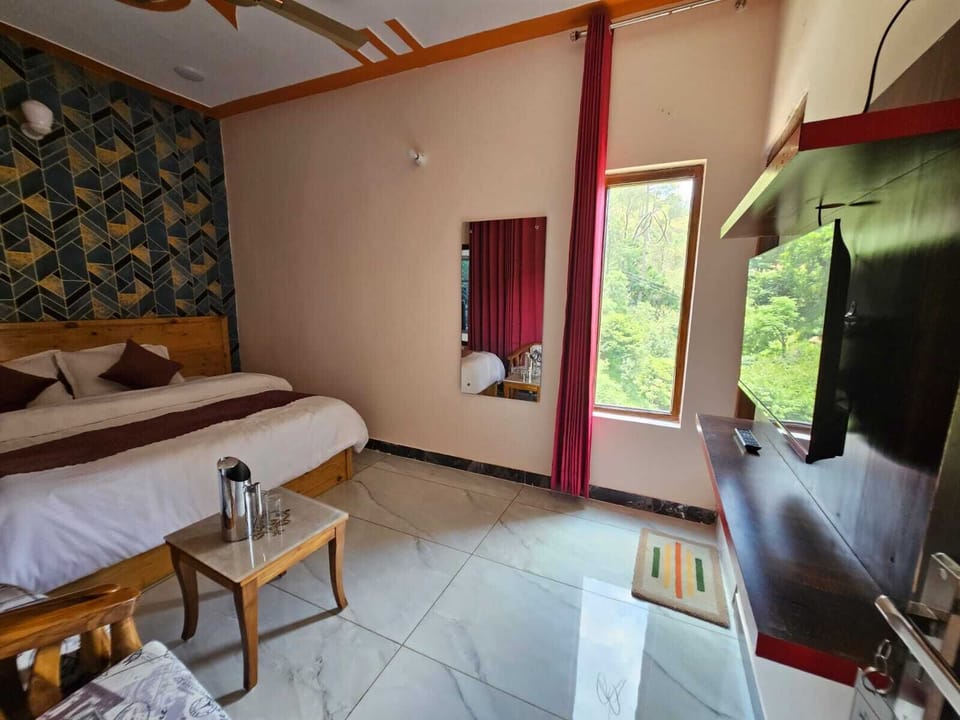 Family Room | Desk, free WiFi