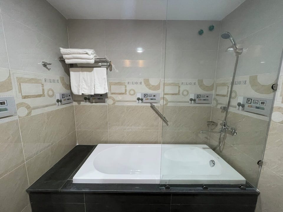 Deluxe Twin Room | In-room safe, iron/ironing board (on request), WiFi (free)