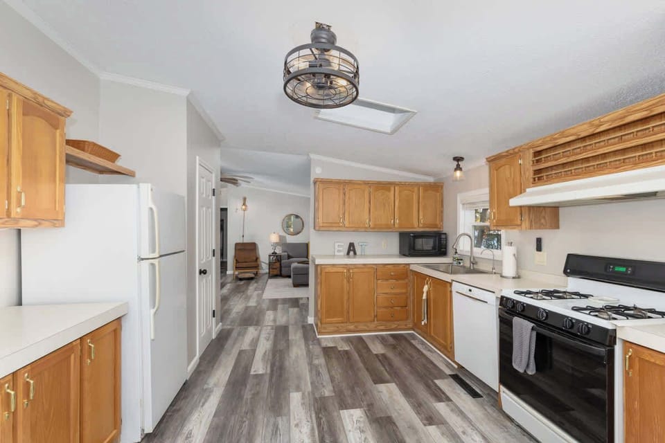 Fully stocked kitchen!