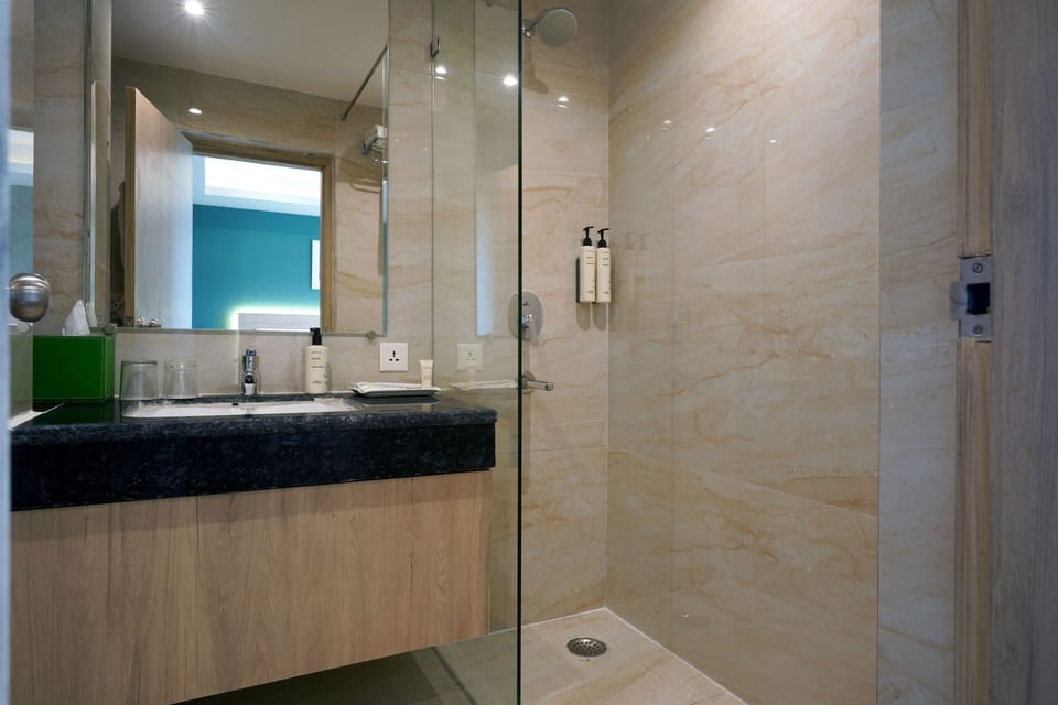 Shower, rainfall showerhead, free toiletries, hair dryer