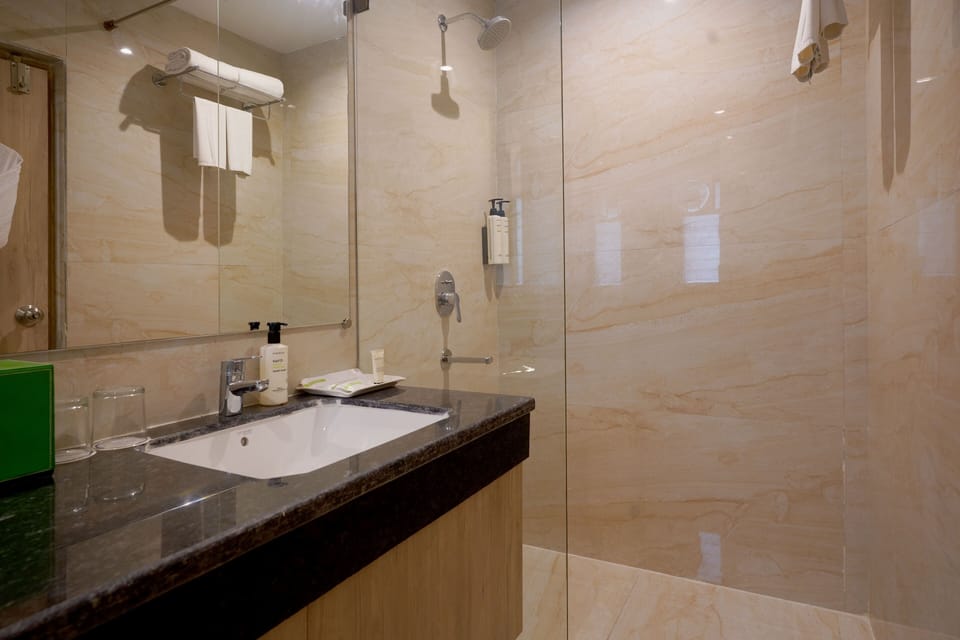 Shower, rainfall showerhead, free toiletries, hair dryer