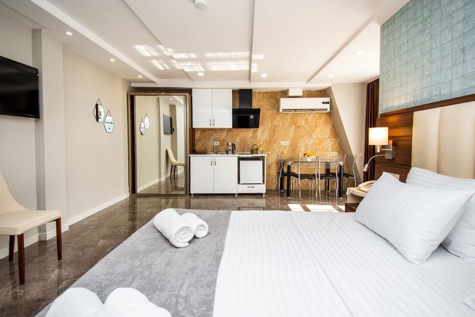 Studio Apartment with Terrace | Hypo-allergenic bedding, minibar, in-room safe, desk