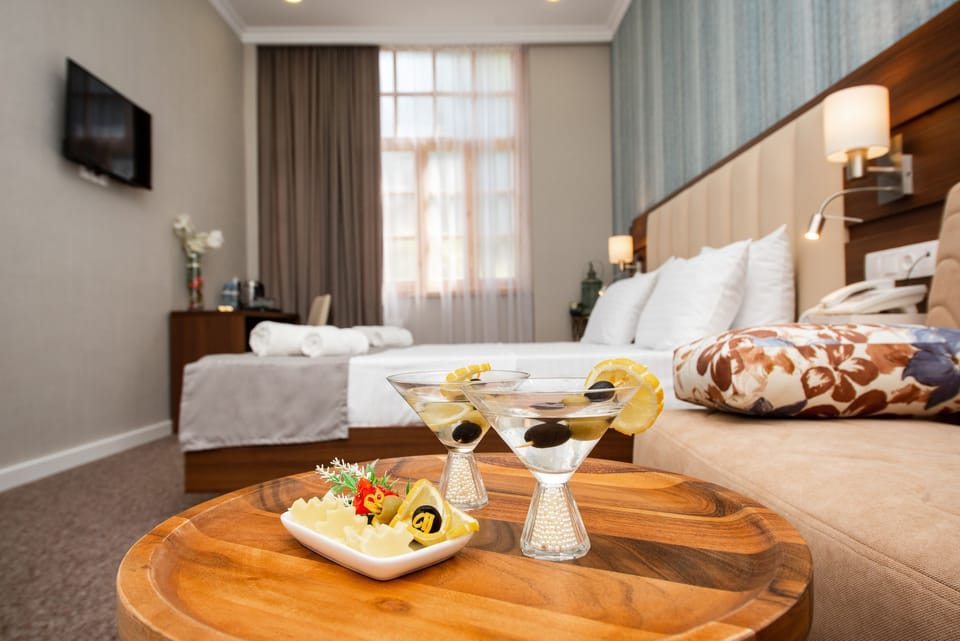 Hypo-allergenic bedding, minibar, in-room safe, desk
