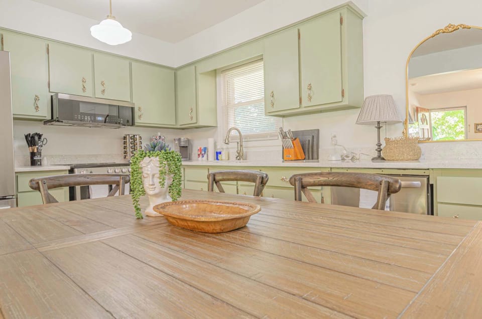 Well-equipped kitchen with everything you need to cook a delicious meal.

