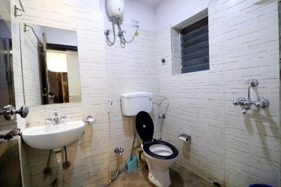 Standard Triple Room | Bathroom | Shower, slippers, towels, soap