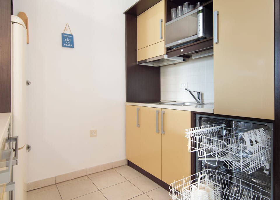 Executive Apartment, Multiple Beds, Refrigerator & Microwave, Garden View (Marina - 700 Rose M) | Private kitchen