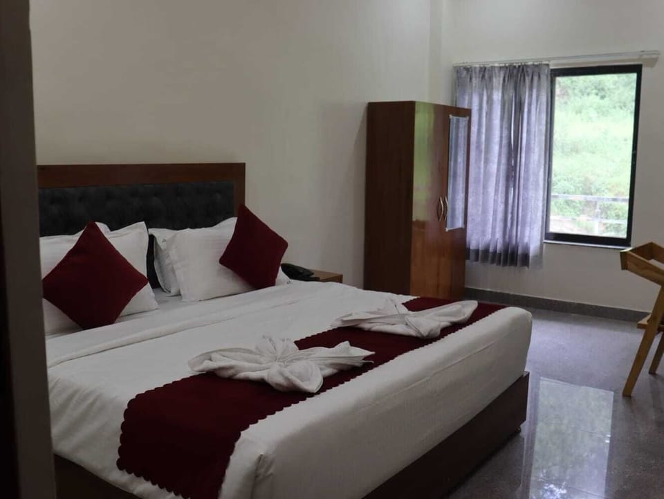 Deluxe Double Room, Mountain View | Desk, free WiFi