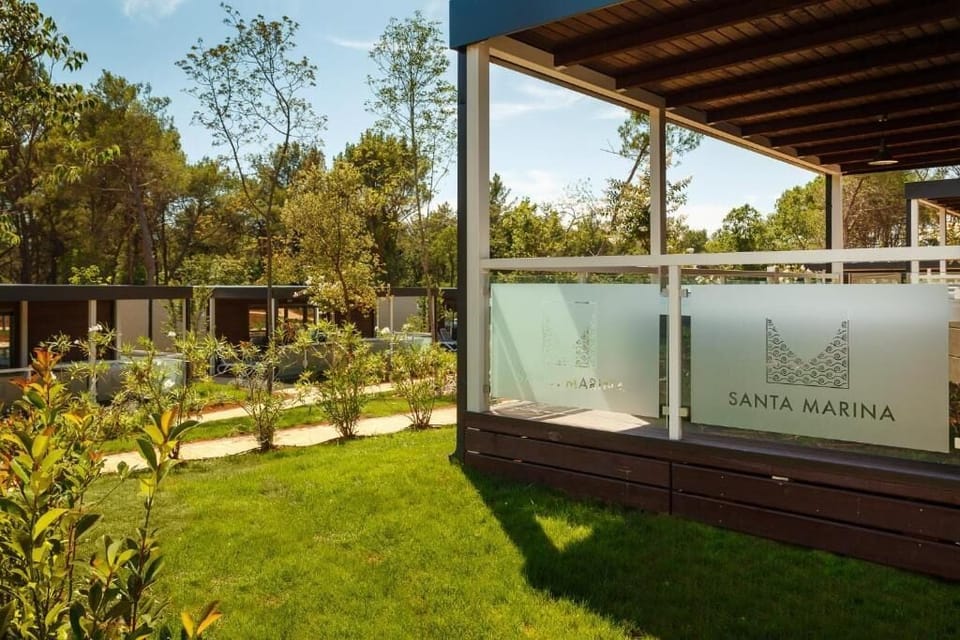 Luxury Two-Bedroom Mobile Home with Hot Tub | 2 bedrooms, soundproofing, free cribs/infant beds, free WiFi