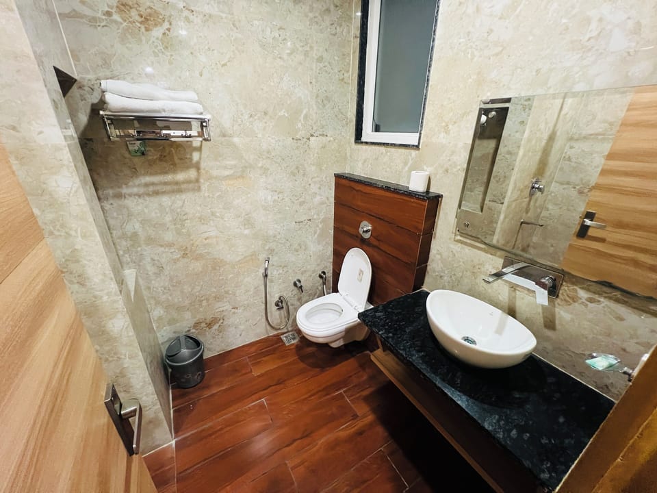 Deluxe Room | Bathroom | Shower, rainfall showerhead, free toiletries, bidet