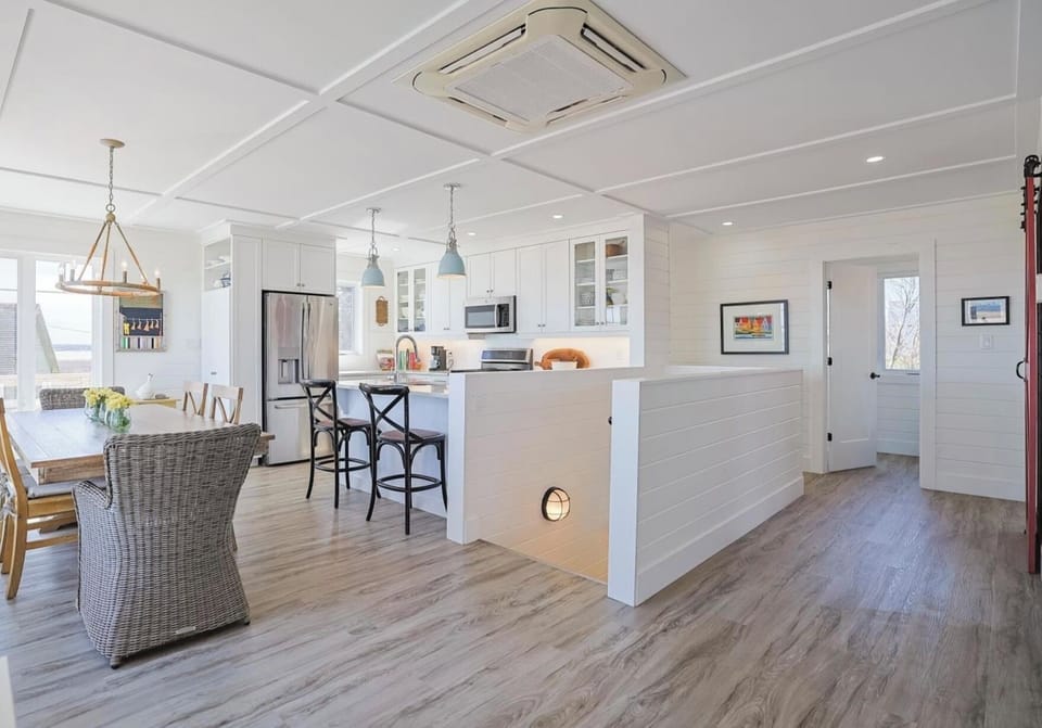 Kitchen/dining with plenty of amenities.