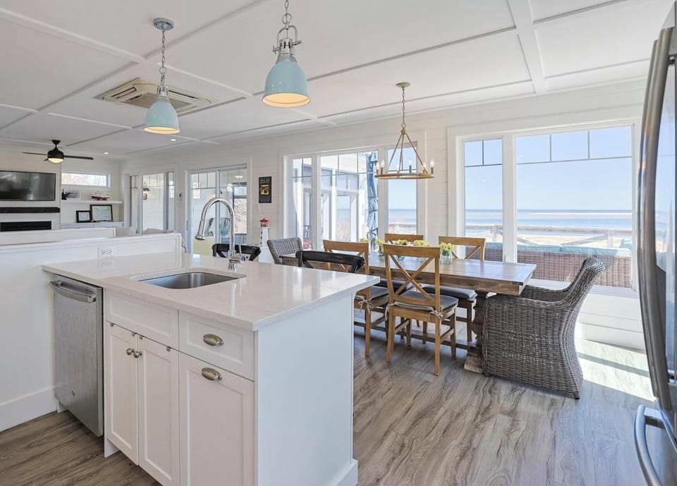 Kitchen/dining with a view.
