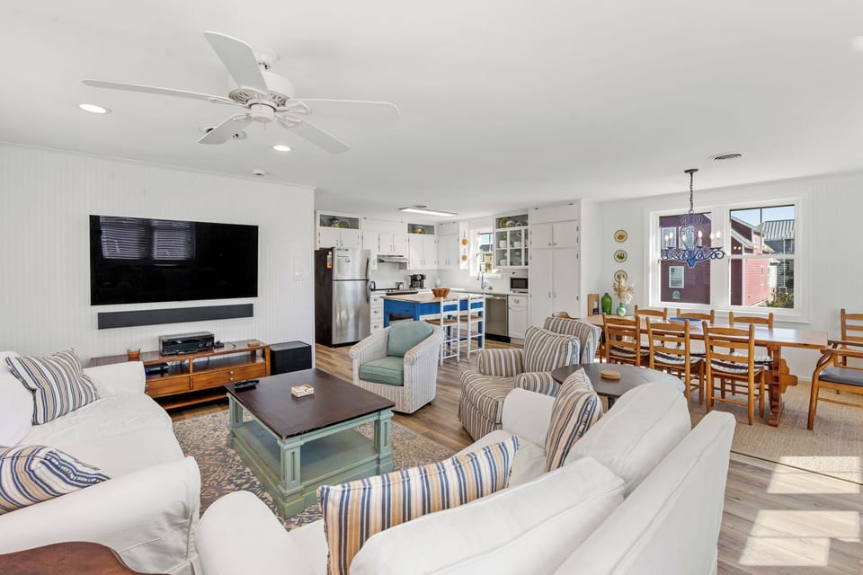 JR2732: Salt Box | Living Area