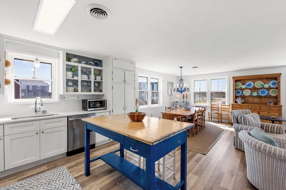 JR2732: Salt Box | Kitchen