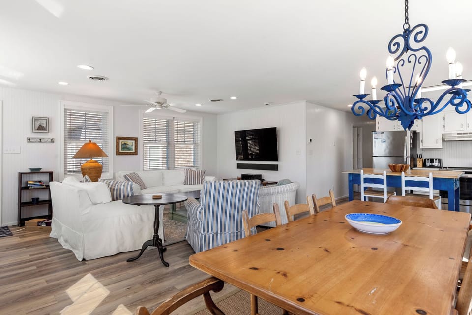 JR2732: Salt Box | Dining Area
