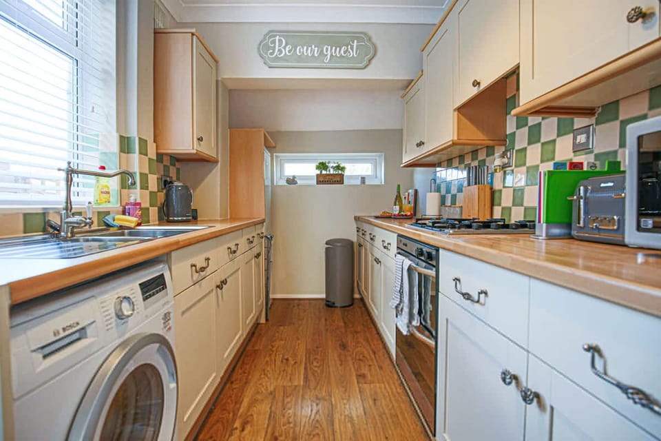 House | 2 bedrooms, desk