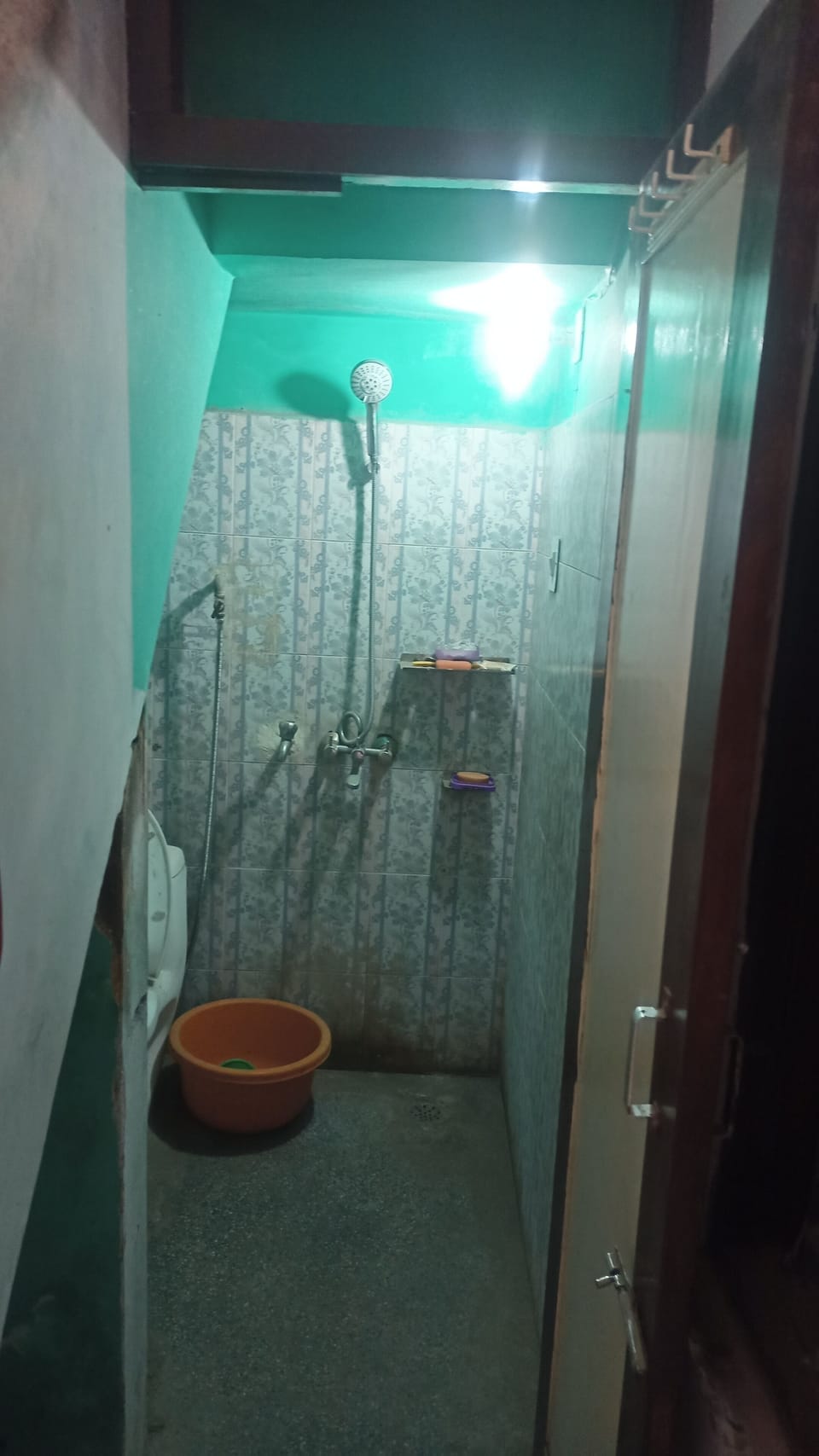 Deluxe Double Room | Bathroom | Slippers