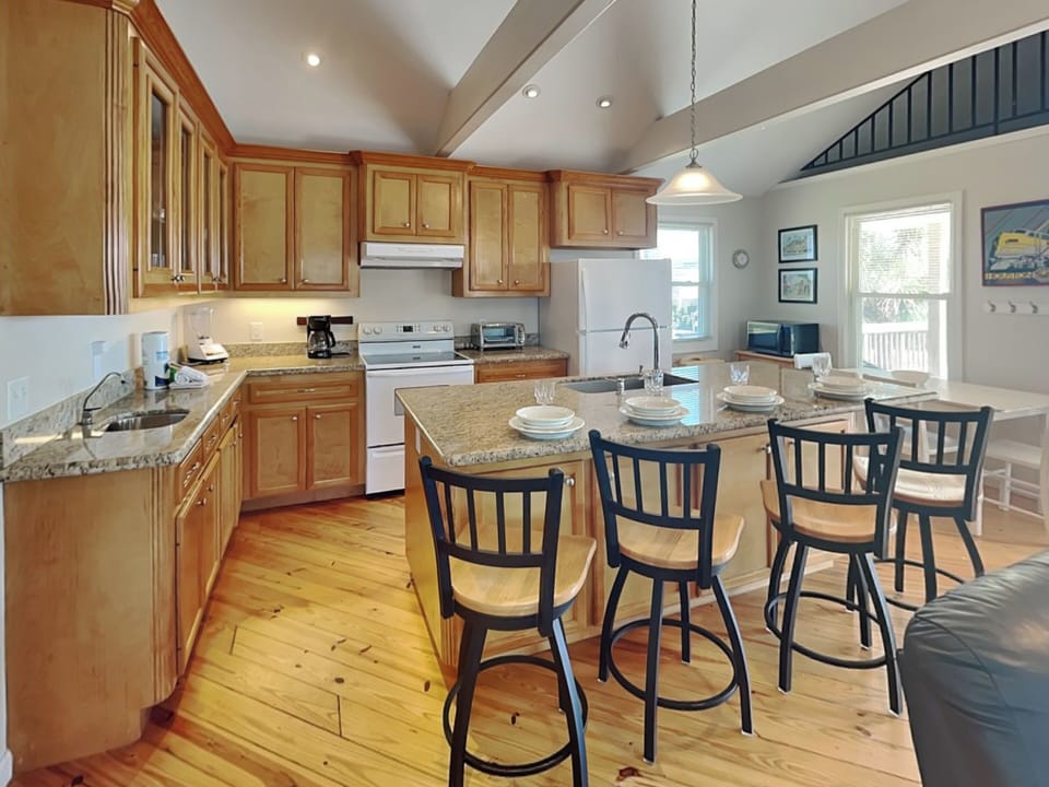 Full Size Kitchen with Breakfast Bar
