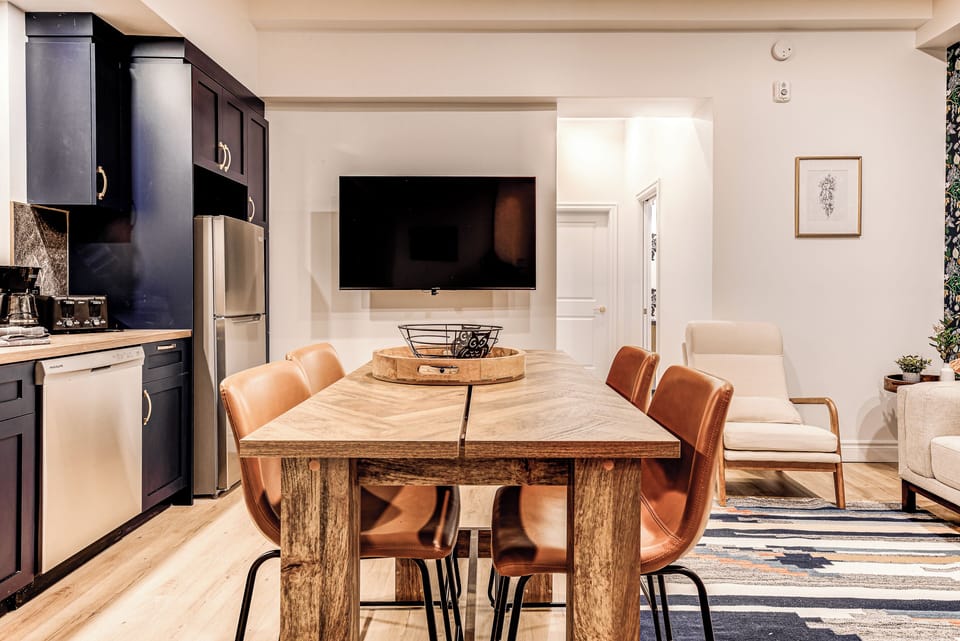 Deluxe Apartment, City View | In-room dining