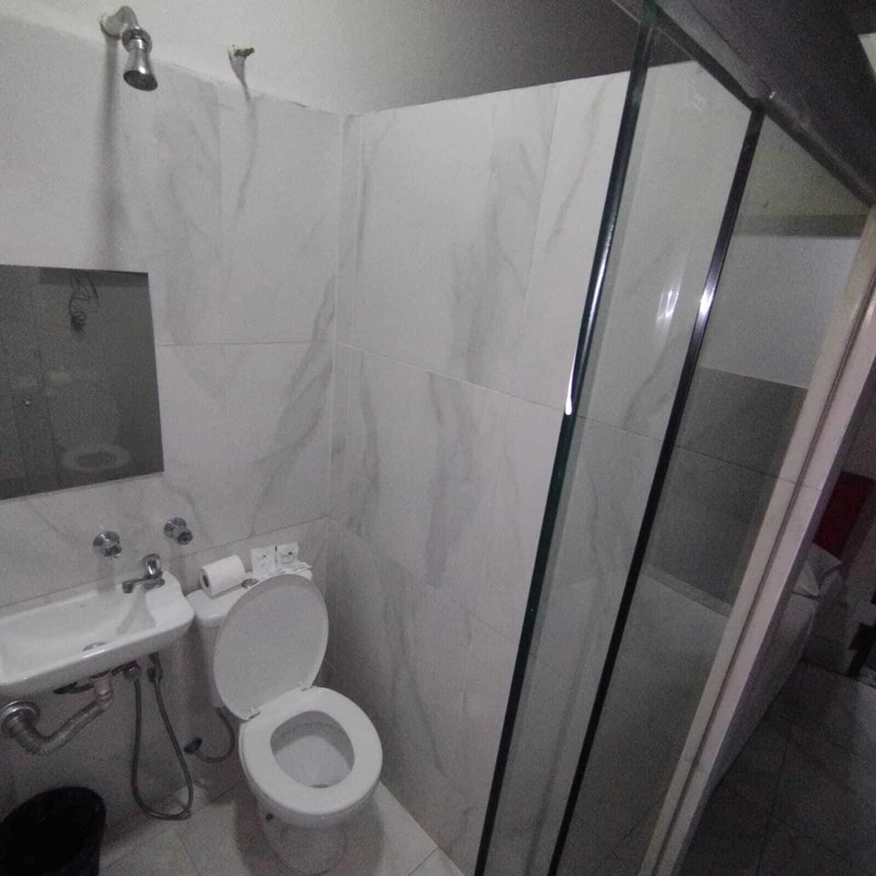 Economy Double Room | Bathroom | Shower