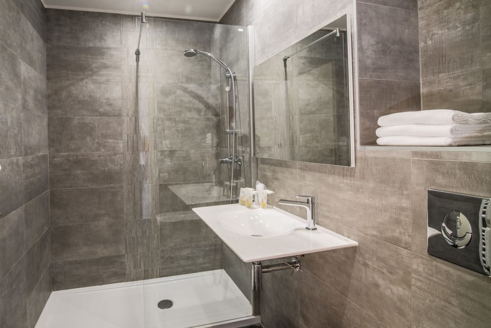 Standard Triple Room, Ground Floor | Bathroom | Bathtub, free toiletries, hair dryer, towels
