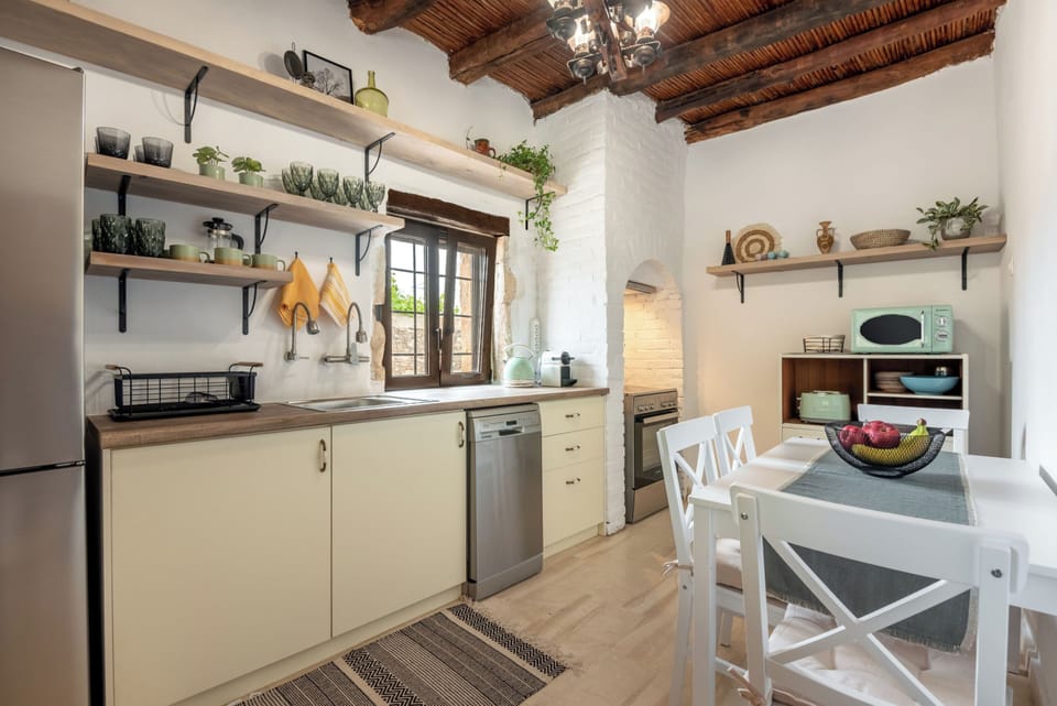 Comfort Villa, Mountain View | Private kitchen | Fridge, microwave, oven, stovetop