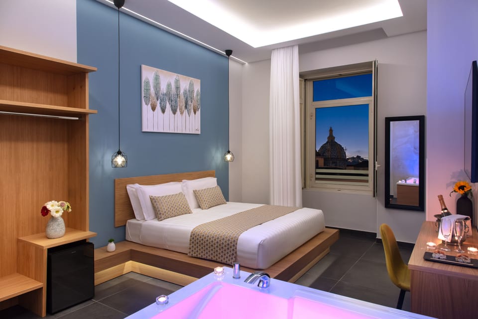 Deluxe Suite | In-room safe, desk, laptop workspace, blackout drapes