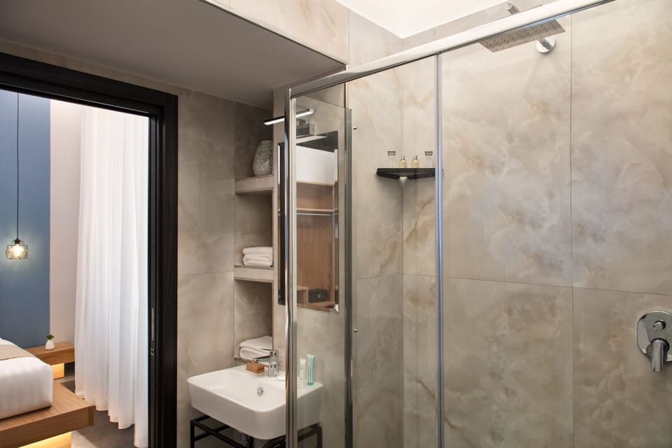 Deluxe Suite | Bathroom | Hair dryer, slippers, bidet, towels