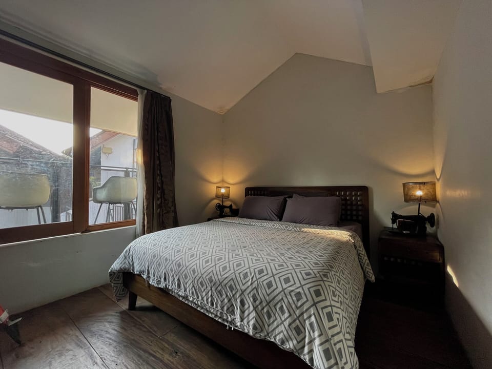 Desk, free WiFi, bed sheets